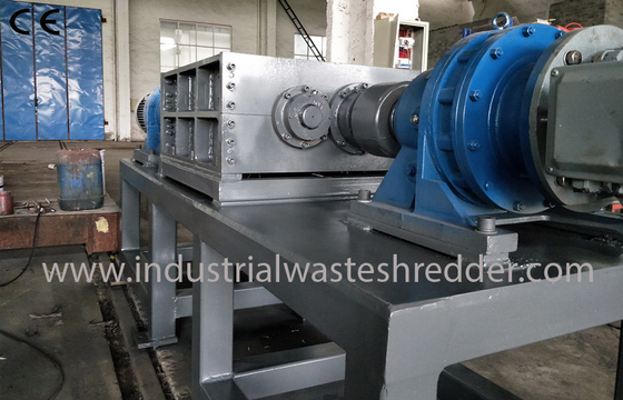Un buen precio. Máquina doble de la trituradora del eje del pedazo, máquina plástica industrial de la trituradora en línea