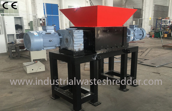 Un buen precio. Máquina de la trituradora de la caja de cartón de Rolls/de los tubos multi - descarga uniforme de las cuchillas de la garra en línea