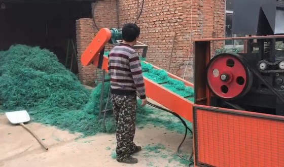 Un buen precio. Trituradora de la película plástica del pedazo de la red de pesca que gira diseño torcido del cuchillo en línea