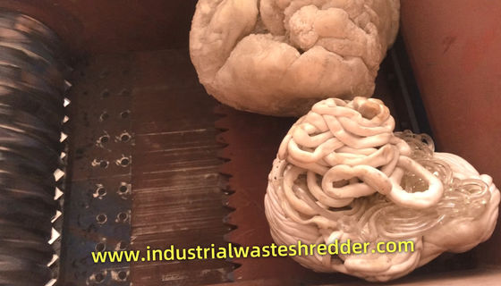 Un buen precio. Máquina de trituración de bloques sin halógenos de PP de uso pesado, trituradora para extrusores de material de cabeza de plástico 45KW 400-700kg por hora en línea