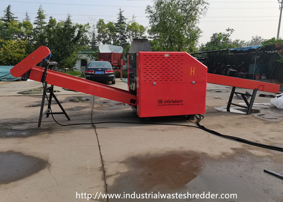 Un buen precio. El pedazo viste la cortadora del trapo del suéter con las cuchillas torcidas en línea