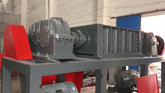 Un buen precio. Funcionamiento plástico del establo de la alta precisión de la máquina de la trituradora de la basura de la película del HDPE en línea