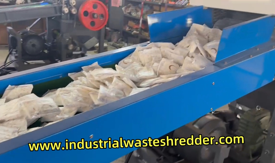 Un buen precio. Disposición de pañales defectuosos Trituradora de pañales sanitarios Trituración con cortador de hojas rotativas eficiente en línea