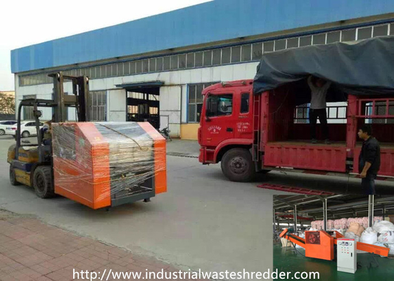 Un buen precio. Los pañales adultos que la máquina industrial de la trituradora de la servilleta sanitaria del cojín fácil instala actúan en línea